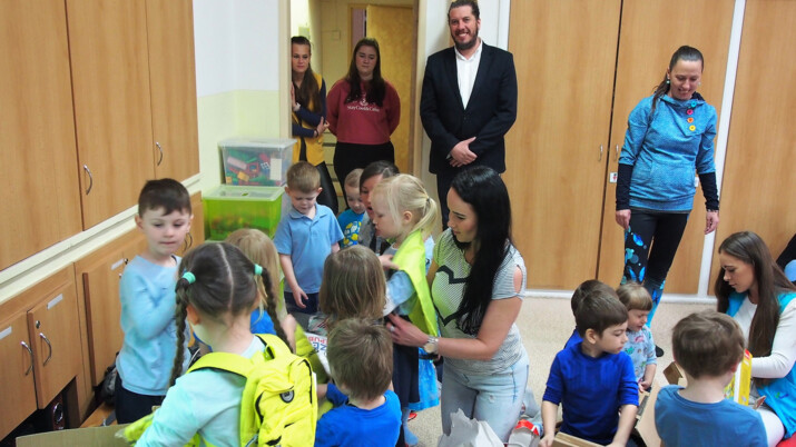 U příležitosti Světového dne porozumění autismu dostaly děti z MŠ Exilu dárky z Outlet Arena Moravia