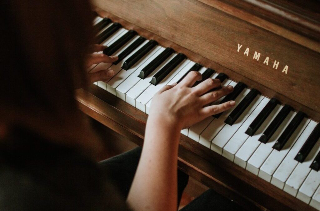 Třináctiletá nevidomá autistka usedla na nádraží ke klavíru a začala hrát. Uchvátila publikum, došlo i na slzy dojetí