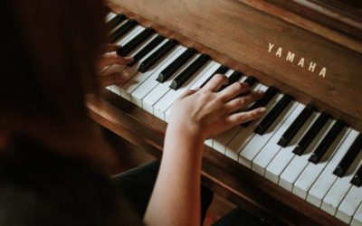 Třináctiletá nevidomá autistka usedla na nádraží ke klavíru a začala hrát. Uchvátila publikum, došlo i na slzy dojetí