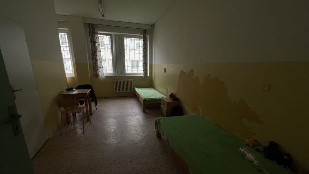 Kachličkovaný pokoj jak z hororu. Veřejnost se skládá na dětskou psychiatrickou nemocnici v Lounech