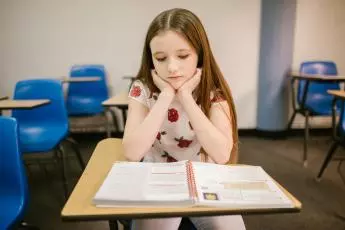 Šikana na školách? Důležitá je příprava pedagogů, říká šéf AiSIS. Klíčový je školní psycholog, dodává náměstek